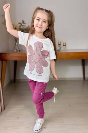 Kız Çocuk Göğsüden Papatya Ve Yazı Detaylı T-Shirt Çift Cep ve İp Detaylı Eşofman Takım
