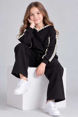 Kız Çocuk Kapüşonlu ve Kenarları Dantel İşlemeli Bol Kesim Çift Cepli Siyah Eşofman Takım