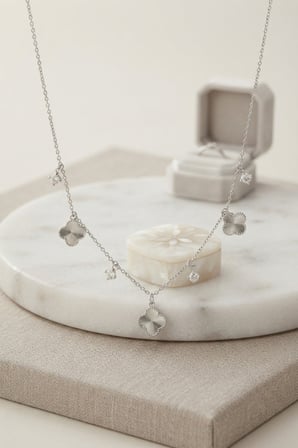 Pirinç Gümüş Renk Zirkon Taşlı Yonca Model Kadın Kolye
