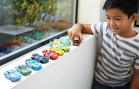 Mattel Disney ve Pixar Cars 10'lu metal yarış arabası seti HBW15