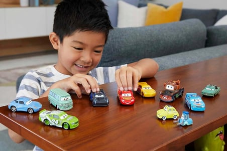 Mattel Disney ve Pixar Cars 10'lu metal yarış arabası seti HBW15