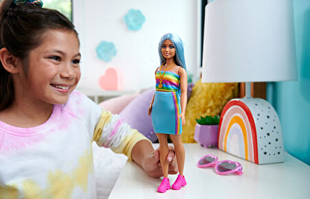 Barbie Büyeleyici Parti Bebekleri Fashionistas oyuncak No. 218, Uzun Mavi Saçlı, Gökkuşağı Üst ve Turkuaz Etek