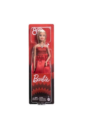 ® Mattel 80. Yıl Dönümü® Bebeği Yakut kırmızısı elbisesi ile koleksiyona uygun JGD25