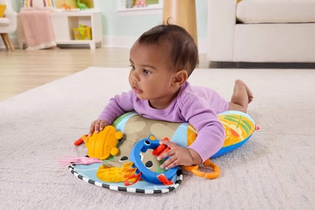 Fisher Price Duyusal Maceralar yenidoğan destekli dişlik ve çıngırak aktiviteli karın yastığı JHB44