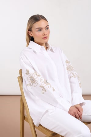 Sempre Kadın Kolları Pul ve Çiçek Süslemeli Uzun Kollu Oversize Gömlek 2832 Beyaz
