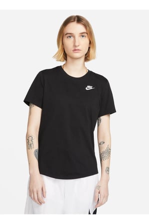 Nike Sportswear Club Essentials Tişört