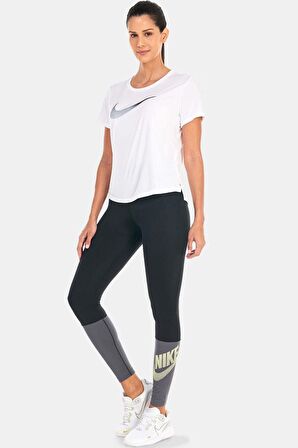 Nike Dri-Fit One Swoosh Graphic Running Standart Fit Kesim Beyaz Kadın Tişört
