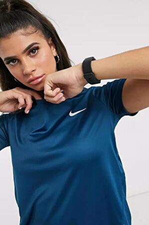 Nike Dri-Fit Miller Standart Kesim Kadın Spor Tişört