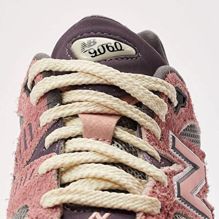 New Balance 9060
Pink Lavender Sneaker 