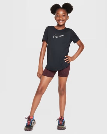 Nike One Fitted Dri-FIT Kısa Kollu Genç Çocuk (Kız) Tişört - Siyah FZ5600-010