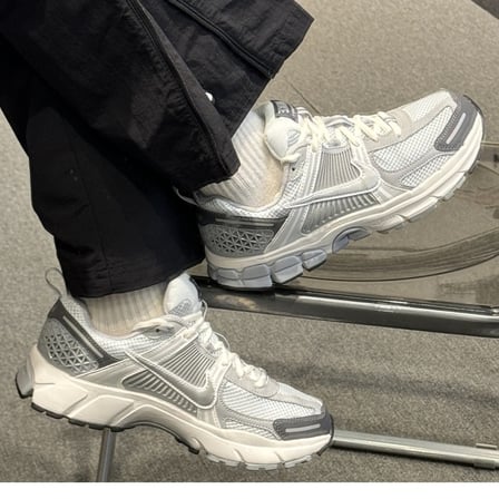 NİKE AİR ZOOM VOMERO 5 (GS) YÜRÜYÜŞ AYAKKABISI-HF6998-002-SPORTXOUTLET