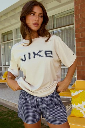 Nike Sportswear Clup Bol Kesim Krem Rengi Pamuklu Kadın Spor Tişört