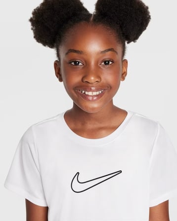 Nike One Fitted Dri-FIT Kısa Kollu Genç Çocuk (Kız) Tişört - Beyaz FZ5600-100
