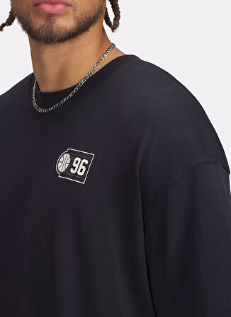 1390191-001 UA M HWT Hoops Courtsid Siyah Yuvarlak Yaka Loose Fit Baskılı Erkek T-Shirt