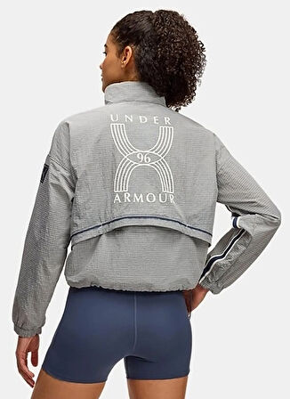 1389567-114 UA Run 96 Jacket Dik Yaka Loose Fit Baskılı Beyaz Kadın Zip Ceket