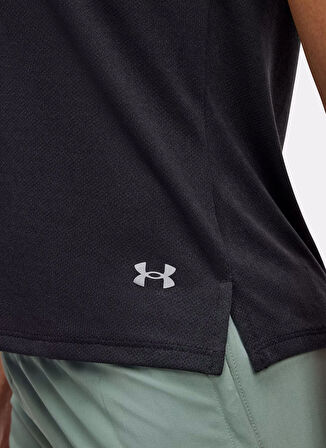 1386337-001 UA Launch Camo Shortsle Siyah Yuvarlak Yaka Fitted Kadın T-Shirt