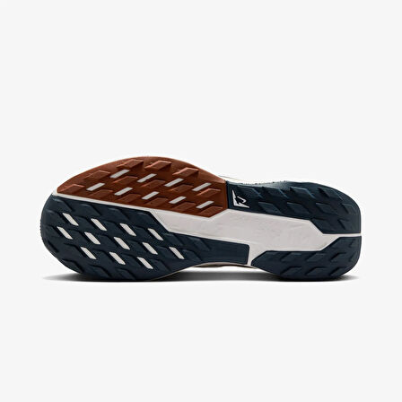 Nike Pegasus Trail 5 Kadın Beyaz Koşu Ayakkabısı (DAR KALIP)