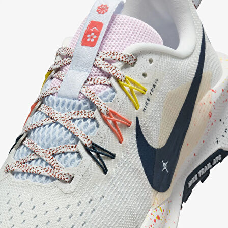 Nike Pegasus Trail 5 Kadın Beyaz Koşu Ayakkabısı (DAR KALIP)