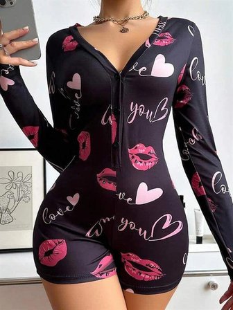 kapsulavm Pamuklu Kırmızı Öpücük ve Kalp Desenli Düğmeli Uzun Kol Tulum Pijama