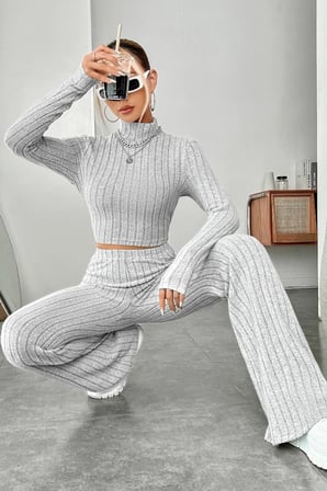 Kadın Gri Çizgili Boğazlı Crop Top ve Yüksek Bel Pantolon Takım