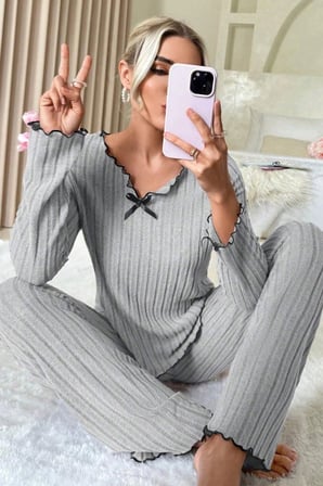 Kadın Gri Çizgili Uzun Kollu Fiyonk Detaylı Pijama Takımı Rahat Mevsimlik