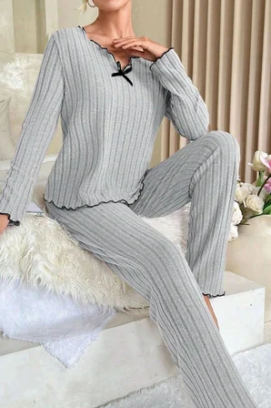 Kadın Gri Çizgili Uzun Kollu Fiyonk Detaylı Pijama Takımı Rahat Mevsimlik