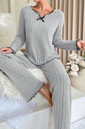 Kadın Gri Çizgili Uzun Kollu Fiyonk Detaylı Pijama Takımı Rahat Mevsimlik
