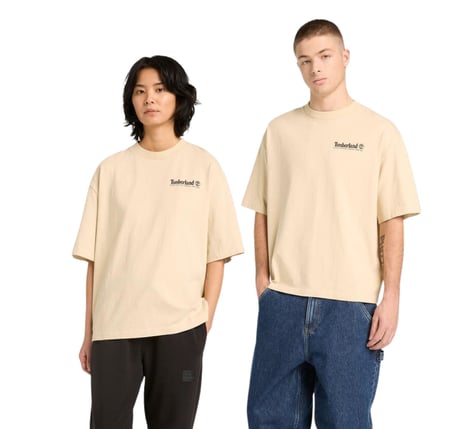 B0A5MQR2601-R Timberland Outdoor Photo Back Graphic Tee Erkek T-Shirt Krem