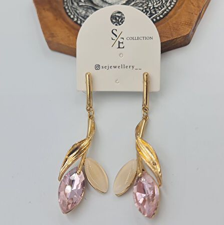 Şık Pembe Taşlı Sallantılı Küpe – Kore Bijuteri, Gold Renk, Zarif ve Şık Tasarım (6 x 1,8 cm)