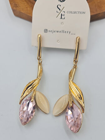 Şık Pembe Taşlı Sallantılı Küpe – Kore Bijuteri, Gold Renk, Zarif ve Şık Tasarım (6 x 1,8 cm)