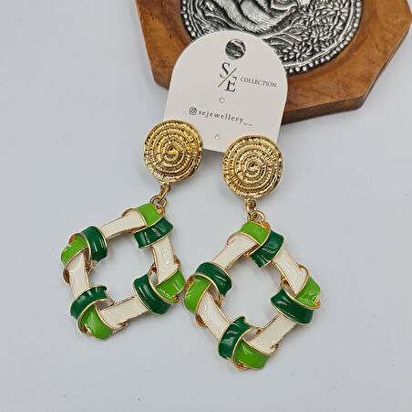 Yeşil ve Beyaz Mineli Sallantılı Küpe – Gold Renk, Şık ve Dinamik Tasarım (7,3 x 3,9 cm)
