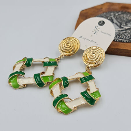 Yeşil ve Beyaz Mineli Sallantılı Küpe – Gold Renk, Şık ve Dinamik Tasarım (7,3 x 3,9 cm)