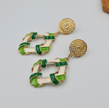 Yeşil ve Beyaz Mineli Sallantılı Küpe – Gold Renk, Şık ve Dinamik Tasarım (7,3 x 3,9 cm)