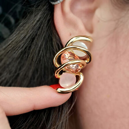 Sarmal Spiral Tasarımlı Renkli Taşlı Küpe – Gold Renk, Modern ve Zarif (3,8 x 2 cm)