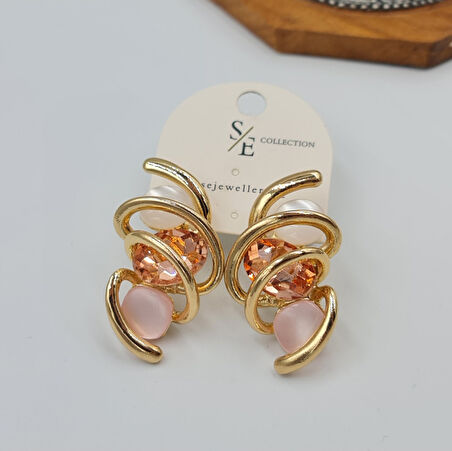 Sarmal Spiral Tasarımlı Renkli Taşlı Küpe – Gold Renk, Modern ve Zarif (3,8 x 2 cm)
