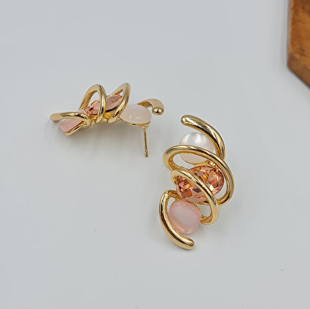 Sarmal Spiral Tasarımlı Renkli Taşlı Küpe – Gold Renk, Modern ve Zarif (3,8 x 2 cm)