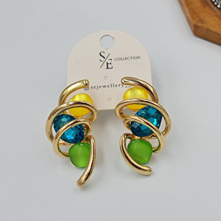 Sarmal Spiral Tasarımlı Renkli Taşlı Küpe – Gold Renk, Canlı Renk Detaylı (3,8 x 2 cm)