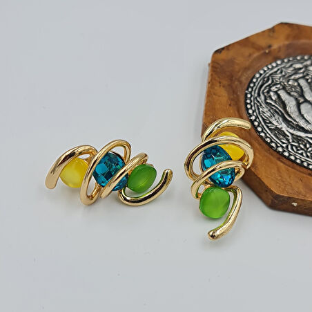 Sarmal Spiral Tasarımlı Renkli Taşlı Küpe – Gold Renk, Canlı Renk Detaylı (3,8 x 2 cm)