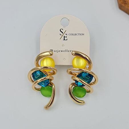 Sarmal Spiral Tasarımlı Renkli Taşlı Küpe – Gold Renk, Canlı Renk Detaylı (3,8 x 2 cm)