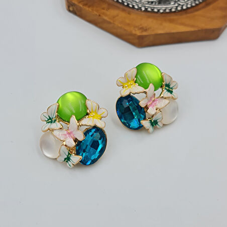 Çiçek ve Kelebek Detaylı Renkli Küpe – Gold Renk, Işıltılı Taşlı (2,6 x 2,5 cm)