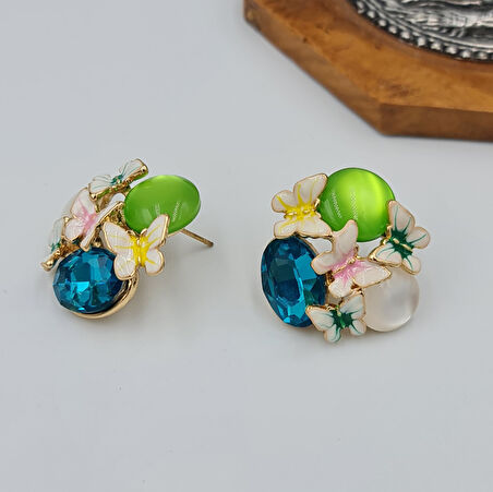 Çiçek ve Kelebek Detaylı Renkli Küpe – Gold Renk, Işıltılı Taşlı (2,6 x 2,5 cm)