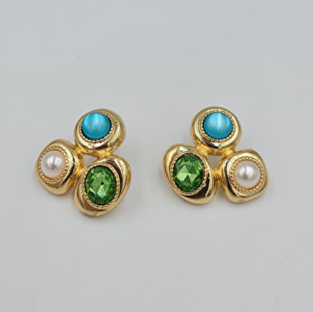 Renkli Taş Detaylı Küpe – Yeşil ve İnci Görünümlü Taşlı, Gold Renkli (2,9 x 3 cm)