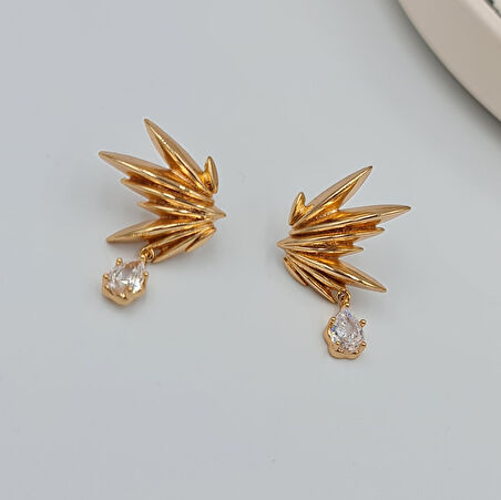 Işın Figürlü Sallantılı Küpe – Rose Xuping, Zirkon Taşlı, Kararmaz, Asimetrik Tasarım (2,9 x 2 cm)
