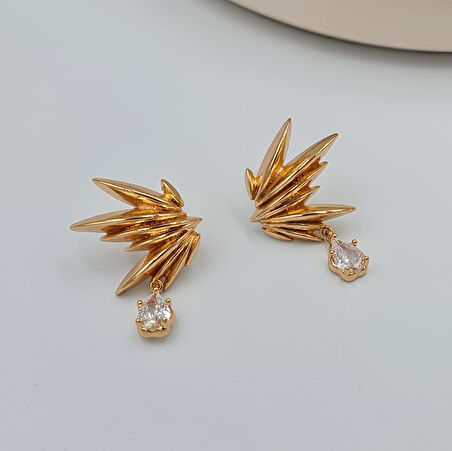 Işın Figürlü Sallantılı Küpe – Rose Xuping, Zirkon Taşlı, Kararmaz, Asimetrik Tasarım (2,9 x 2 cm)