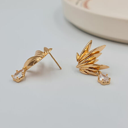 Işın Figürlü Sallantılı Küpe – Rose Xuping, Zirkon Taşlı, Kararmaz, Asimetrik Tasarım (2,9 x 2 cm)