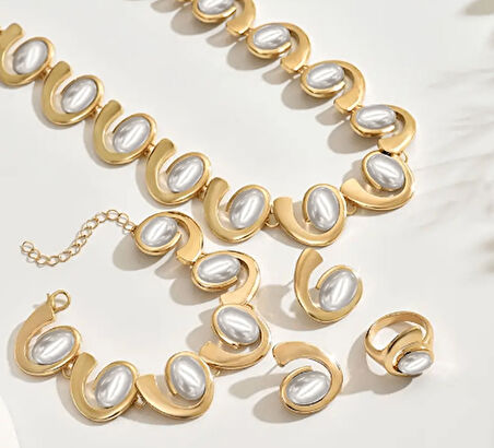 Kadın Gold Renk İnci Taş Detaylı 4’lü Takı Seti – Kolye, Küpe, Bileklik ve Yüzük