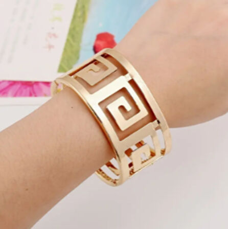 Kadın Gold Renk Geometrik Desenli Geniş Bileklik