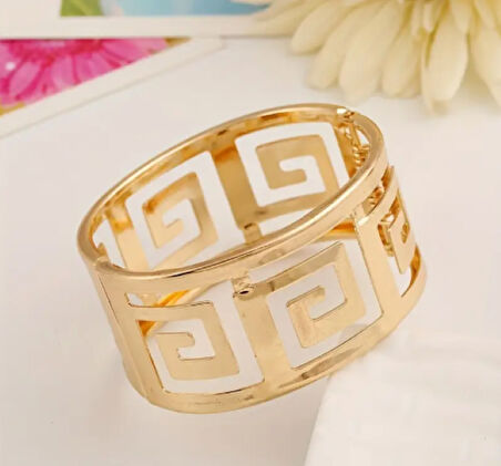 Kadın Gold Renk Geometrik Desenli Geniş Bileklik