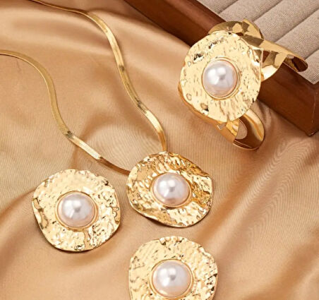 Kadın Gold Renk Beyaz İnci Detaylı Takı Seti – Kolye, Küpe, Bileklik 3’lü Kombin