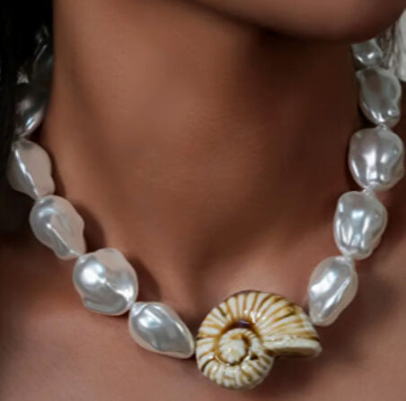 Kadın Beyaz İri İnci Detaylı Kolye – Deniz Kabuğu Uçlu 35+8 cm Tasarım